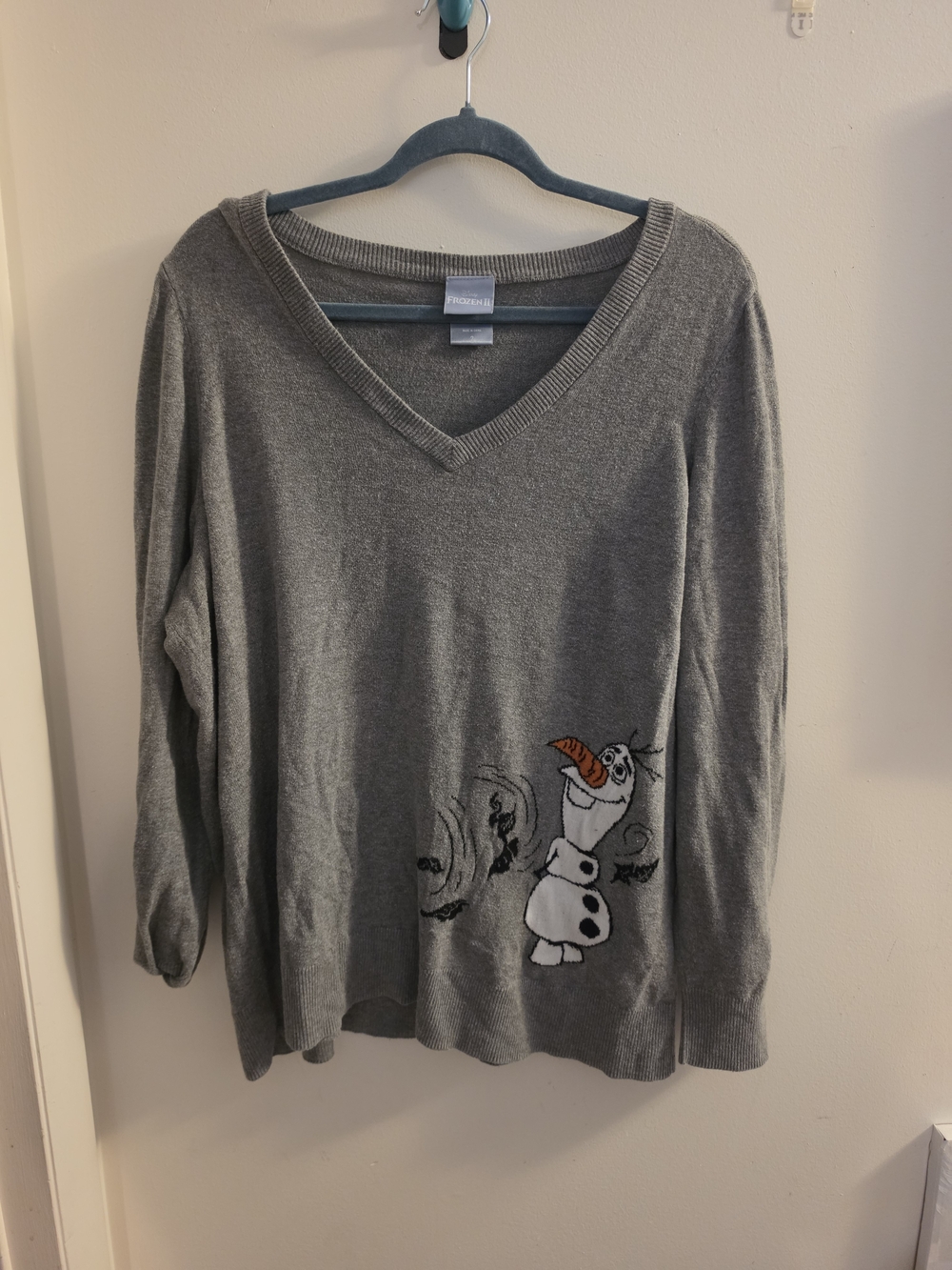 Torrid Gray V-Neck Sweater with Olaf Graphic Size 2x